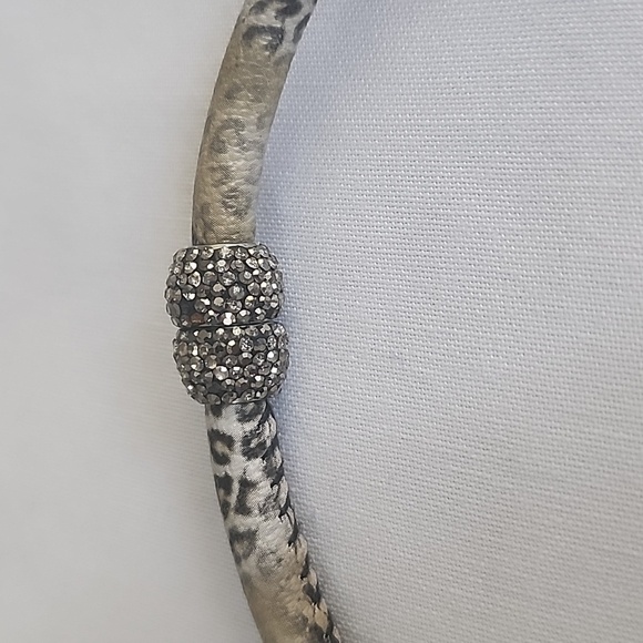 snakeskin print faux choker necklace magnetic clasp - Picture 4 of 6